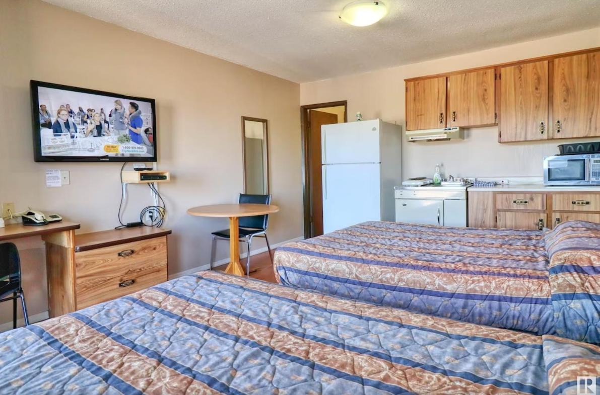 Kings Court Motel Cold Lake Esterno foto