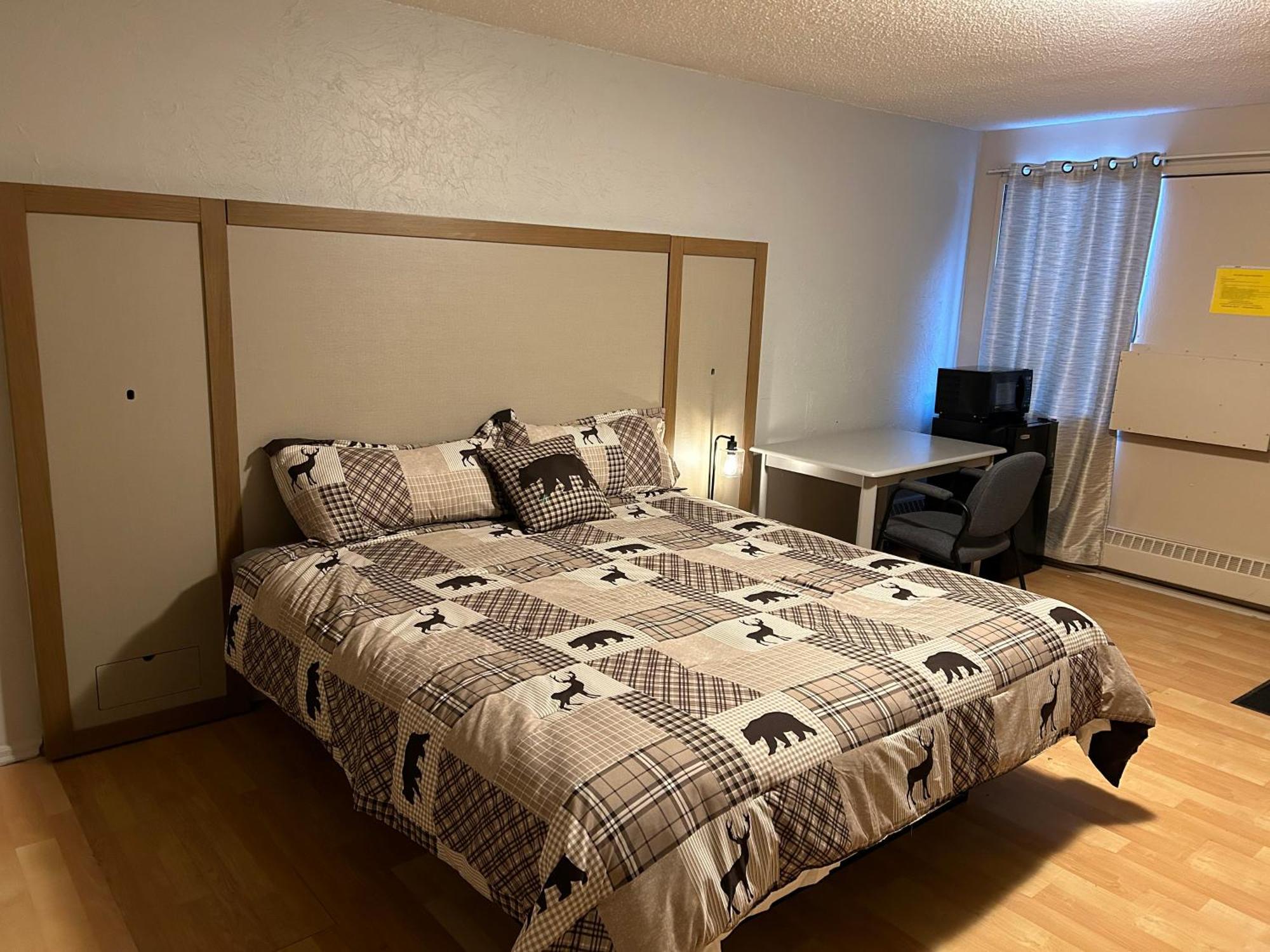 Kings Court Motel Cold Lake Esterno foto